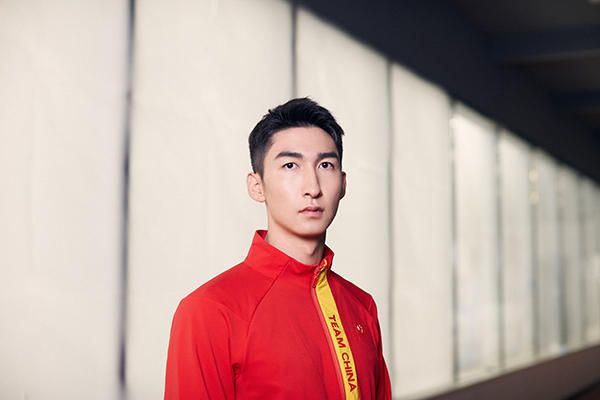 阿尔梅里亚队长丘米直接将他撞翻。